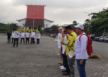Staf Ahli Gubernur Bidang Pemerintahan, Hukum dan Politik, Adi Santoso, SSos, MSi (pakai kaos kuning) saat menyampaikan sambutan tertulis Gubernur Kalsel pada aksi bersih-bersih dalam rangka Hari Peduli Sampah Nasional (HPSN) tahun 2024 