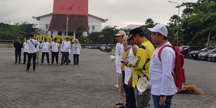 Staf Ahli Gubernur Bidang Pemerintahan, Hukum dan Politik, Adi Santoso, SSos, MSi (pakai kaos kuning) saat menyampaikan sambutan tertulis Gubernur Kalsel pada aksi bersih-bersih dalam rangka Hari Peduli Sampah Nasional (HPSN) tahun 2024 