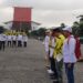 Staf Ahli Gubernur Bidang Pemerintahan, Hukum dan Politik, Adi Santoso, SSos, MSi (pakai kaos kuning) saat menyampaikan sambutan tertulis Gubernur Kalsel pada aksi bersih-bersih dalam rangka Hari Peduli Sampah Nasional (HPSN) tahun 2024 