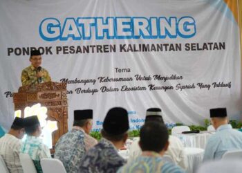 Staf Ahli Gubernur Bidang Pemerintahan, Hukum dan Politik, Adi Santoso, SSos, MSi saat menyampaikan sambutan tertulis Gubernur Kalsel pada pembukaan Gathering Pesantren Kalimantan Selatan tahun 2024 