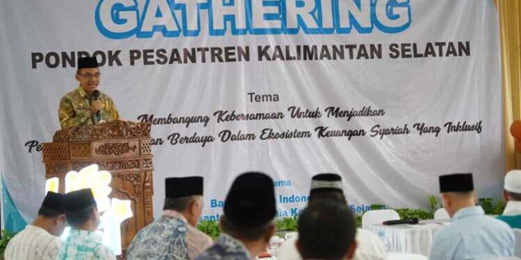 Staf Ahli Gubernur Bidang Pemerintahan, Hukum dan Politik, Adi Santoso, SSos, MSi saat menyampaikan sambutan tertulis Gubernur Kalsel pada pembukaan Gathering Pesantren Kalimantan Selatan tahun 2024 