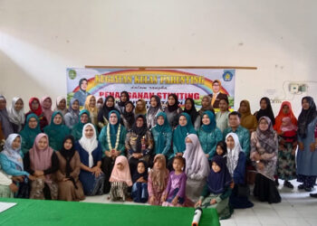 KETUA TP PKK sekaligus Bunda PAUD Kabupaten Tapin Masrupah berfoto bersama usai membuka kelas parenting yang di gelar dinas pendidikan setempat, Kamis (14/3)