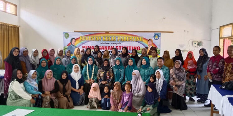 KETUA TP PKK sekaligus Bunda PAUD Kabupaten Tapin Masrupah berfoto bersama usai membuka kelas parenting yang di gelar dinas pendidikan setempat, Kamis (14/3)