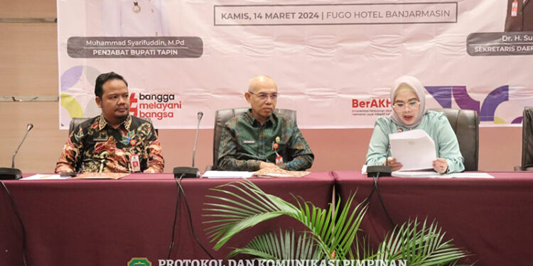 SEKDA Tapin Dr H Sufiansyah MAP saat membuka rapat koordinasi forum perangkat daerah di Meeting Room Fugo Hotel, Kamis (14/3).