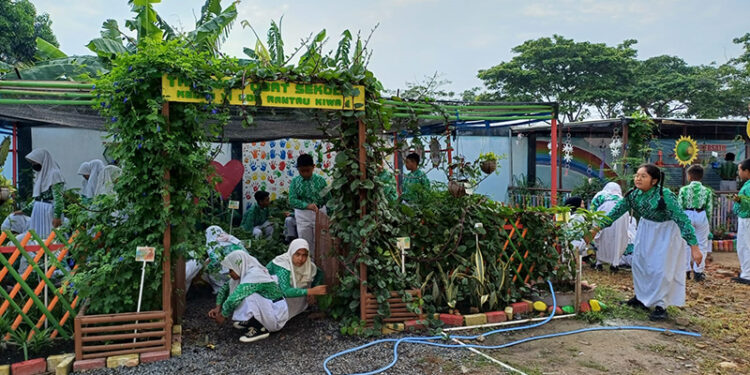 SUASANA siswa SDN Rantau Kiwa 1 saat melaksanakan pemeliharaan Tosa sebelum pelajaran di mulai.