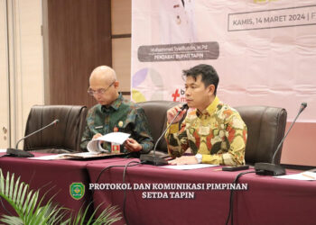 SEKDA Tapin Dr H Sufiansyah MAP saat penandatanganan perjanjian kerja sama penyelenggaraan pemasaran produk asuransi bagi ASN dengan PT Taspen di Meeting Room Hotel Fugo Banjarmasin, Kamis (14/3).