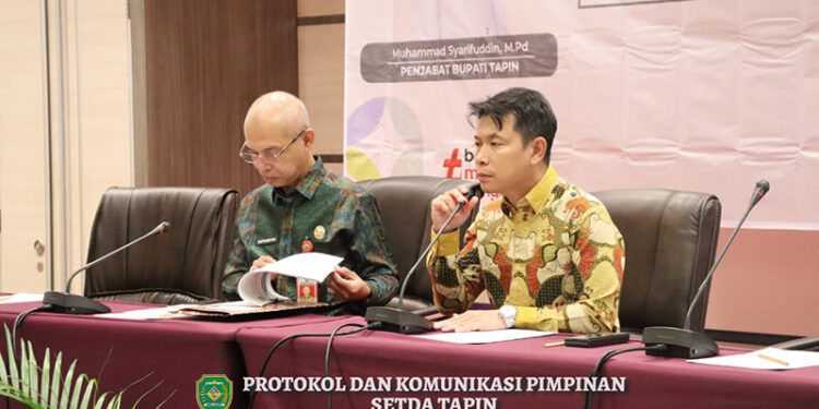 SEKDA Tapin Dr H Sufiansyah MAP saat penandatanganan perjanjian kerja sama penyelenggaraan pemasaran produk asuransi bagi ASN dengan PT Taspen di Meeting Room Hotel Fugo Banjarmasin, Kamis (14/3).