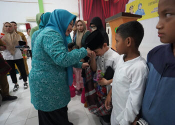 KETUA TP PKK Kalsel Hj Raudatul Jannah Sahbirin Noor memberikan bingkisan dan menyalami anak-anak yang telah dikhitan secara gratis.