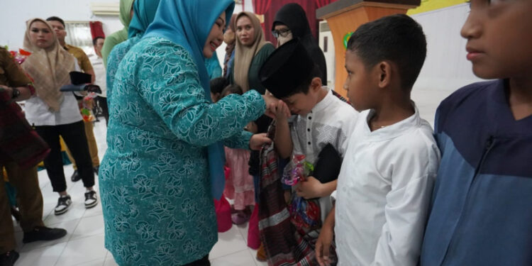 KETUA TP PKK Kalsel Hj Raudatul Jannah Sahbirin Noor memberikan bingkisan dan menyalami anak-anak yang telah dikhitan secara gratis.