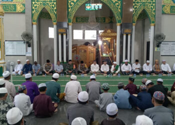 SUASANA Safari Ramadhan Pj Bupati Tapin M Syarifuddin bersama Sekda Dr H Sufiansyah MAP dan jajaran di Masjid Baitul Kiram, Desa Pariuk, Kecamatan Candi Laras Utara, Senin (18/3).