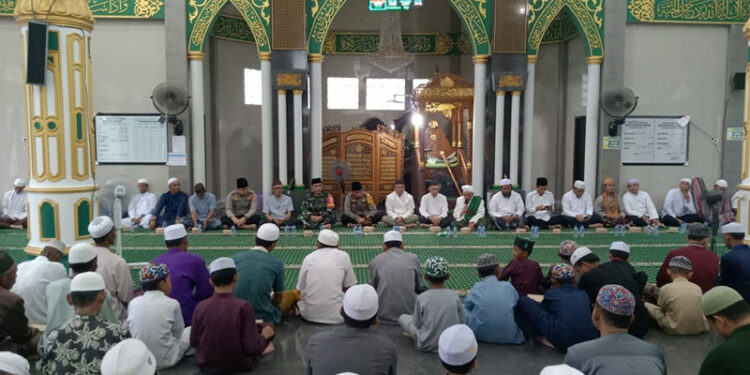 SUASANA Safari Ramadhan Pj Bupati Tapin M Syarifuddin bersama Sekda Dr H Sufiansyah MAP dan jajaran di Masjid Baitul Kiram, Desa Pariuk, Kecamatan Candi Laras Utara, Senin (18/3).
