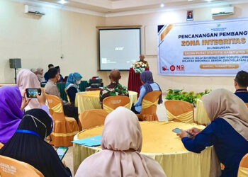 SEKDA Tapin Dr H Sufiansyah MAP saat membuka acara pencanangan pembangunan ZI di lingkungan badan pusat statistik menuju WBK dan WBBM di Hotel Tapin, Selasa (19/3).