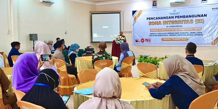 SEKDA Tapin Dr H Sufiansyah MAP saat membuka acara pencanangan pembangunan ZI di lingkungan badan pusat statistik menuju WBK dan WBBM di Hotel Tapin, Selasa (19/3).