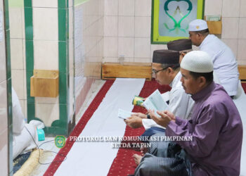 PJ Bupati Tapin M Syarifuddin MPd saat melaksanakan safari subuh Ramadhan di Langgar Baiturrahim Bundaran Banua Padang Hilir, Senin (18/3/).