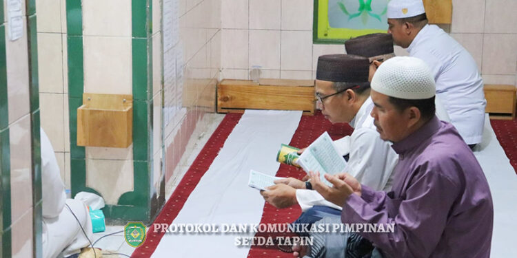 PJ Bupati Tapin M Syarifuddin MPd saat melaksanakan safari subuh Ramadhan di Langgar Baiturrahim Bundaran Banua Padang Hilir, Senin (18/3/).