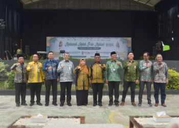 GUBERNUR H Sahbirin Noor didamping istri, Hj Raudatul Jannah foto bersama usai membuka Pasar Raya TPID IV dan National Halal Fair 2024 di Halaman Taman Budaya Kalsel, Senin (19/3) sore. 