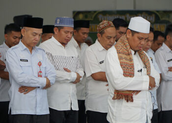 SEKDA Tapin Dr H Sufiansyah MAP dan jajaran saat melaksanakan Shalat Zuhur berjamaah yang di ikuti ASN dan PTT di lingkungan setda setempat.