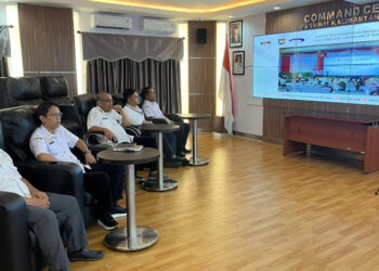 Inspektur Provinsi Kalsel, Akhmad Fydayeen saat mengikuti Rapat Koordinasi Nasional (Rakornas) Pencegahan Korupsi Daerah dan Peluncuran MCP secara virtual bersama KPK, di ruang Command Center Setdaprov Kalsel di Banjarbaru 