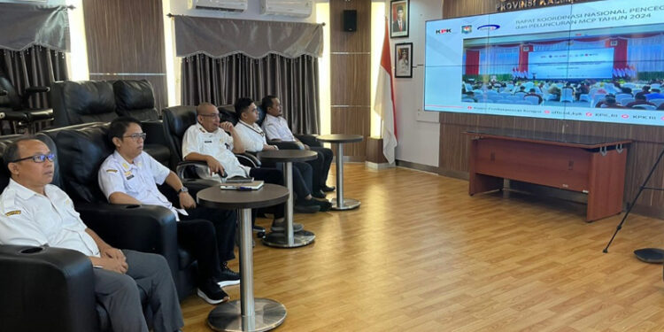 Inspektur Provinsi Kalsel, Akhmad Fydayeen saat mengikuti Rapat Koordinasi Nasional (Rakornas) Pencegahan Korupsi Daerah dan Peluncuran MCP secara virtual bersama KPK, di ruang Command Center Setdaprov Kalsel di Banjarbaru 