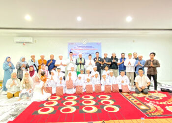 KEPALA Perwakilan Ombudsman RI Provinsi Kalsel Hadi Rahman berfoto bersama usai acara buka puasa bersama Sahabat Ombudsman Kalsel, Jumat (23/3).