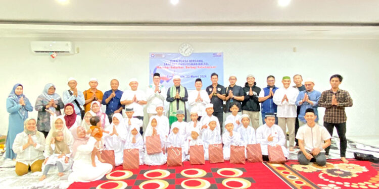 KEPALA Perwakilan Ombudsman RI Provinsi Kalsel Hadi Rahman berfoto bersama usai acara buka puasa bersama Sahabat Ombudsman Kalsel, Jumat (23/3).