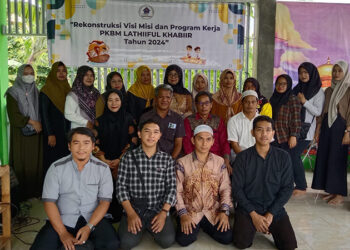 KEPALA Bidang Bina PAUD dan Pendidikan Formal Dinas Pendidikan Tapin Muhammad Ansyari SSos dan Ketua Yayasan PKBM Lathiiful Khabiir Syahdani Apasha berfoto bersama usai kegiatan rekonstruksi visi misi dan program kerja PKBM Lathiiful Khabiir tahun 2024, di pendopo keterampilan, Sabtu (23/3).