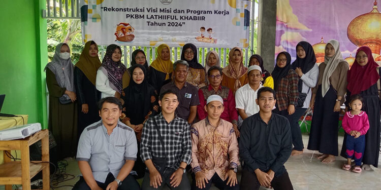 KEPALA Bidang Bina PAUD dan Pendidikan Formal Dinas Pendidikan Tapin Muhammad Ansyari SSos dan Ketua Yayasan PKBM Lathiiful Khabiir Syahdani Apasha berfoto bersama usai kegiatan rekonstruksi visi misi dan program kerja PKBM Lathiiful Khabiir tahun 2024, di pendopo keterampilan, Sabtu (23/3).