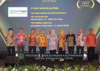 PENGHARGAAN-PJ Bupati Tapin M Syarifuddin MPd beserta istri saat foto bersama usai menerima penghargaan top BUMD award tahun 2024.