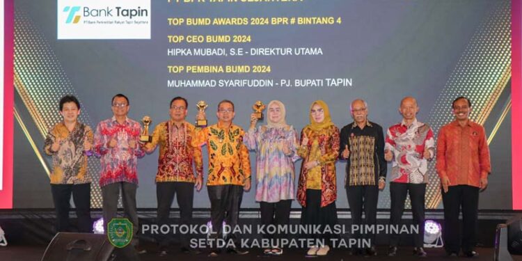 PENGHARGAAN-PJ Bupati Tapin M Syarifuddin MPd beserta istri saat foto bersama usai menerima penghargaan top BUMD award tahun 2024.