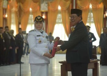 GUBERNUR Kalimantan Selatan H Sahbirin Noor saat menyerahkan petikan SK Mendagri tentang pengangkatan Penjabat (Pj) Bupati Tabalong, Hj Hamida Munawarah. 