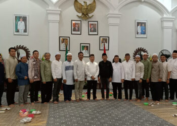 PJ Bupati Tapin M Syarifuddin MPd berfoto bersama tim surveyor akreditasi RSUD Datu Sanggul di kediaman bupati, Selasa (26/3).