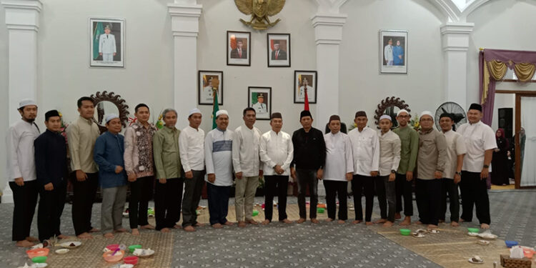 PJ Bupati Tapin M Syarifuddin MPd berfoto bersama tim surveyor akreditasi RSUD Datu Sanggul di kediaman bupati, Selasa (26/3).