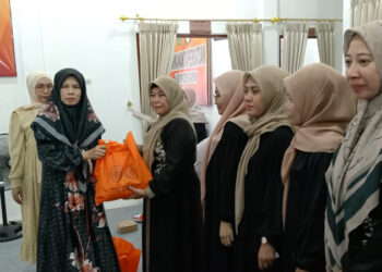 KETUA DWP Tapin Hj Mashuriyah saat menyerahkan santunan untuk guru TK Binaan, Senin (25/3).