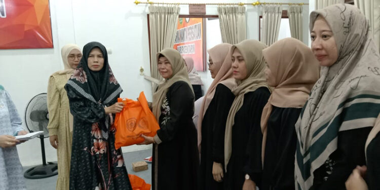 KETUA DWP Tapin Hj Mashuriyah saat menyerahkan santunan untuk guru TK Binaan, Senin (25/3).