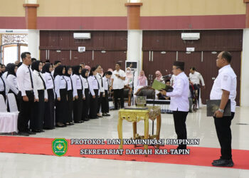 PJ Bupati Tapin M Syarifuddin MPd saat melantik 310 PPPK di lingkungan pemkab setempat di Gedung Galuh Bastari, Rabu (27/3).