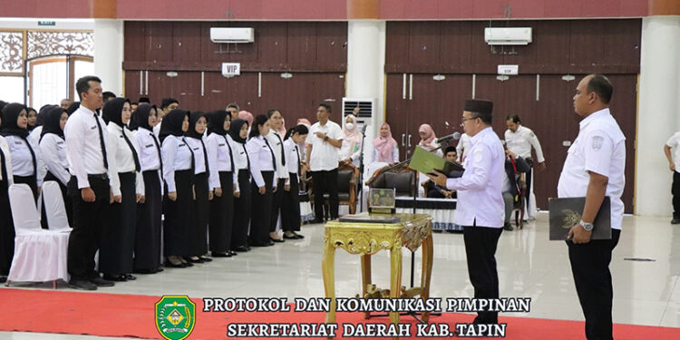 PJ Bupati Tapin M Syarifuddin MPd saat melantik 310 PPPK di lingkungan pemkab setempat di Gedung Galuh Bastari, Rabu (27/3).