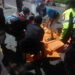 WARGA dan anggota emergency saat mengevakuasi korban ke mobil ambulan.