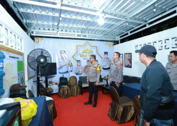 LAKUKAN PENGECEKAN - Kapolresta Banjarmasin Kombes Pol Sabana Atmojo Martosumito saat melakukan pengecekan ke pos-pos pengamanan dan pelayanan untuk memberikan rasa aman dan nyaman kepada masyarakat, Minggu (14/4) malam.