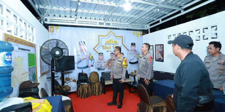 LAKUKAN PENGECEKAN - Kapolresta Banjarmasin Kombes Pol Sabana Atmojo Martosumito saat melakukan pengecekan ke pos-pos pengamanan dan pelayanan untuk memberikan rasa aman dan nyaman kepada masyarakat, Minggu (14/4) malam.