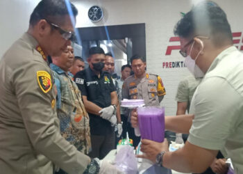 Kapolresta Banjarmasin, Kombes Pol Sabana Atmojo Martosumito ketika memimpin pemusnahan barbuk sabu dan ineks yang dimusnahkan dengan cara di blender dan dilarutkan kedalam ember berisi air campur ditergen yang sudah memiliki kekuatan hukum tetap