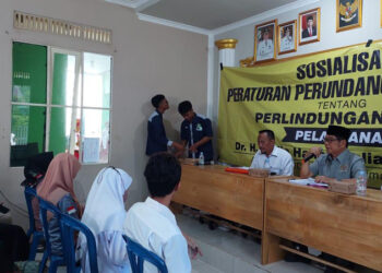 SOSIALISASI - Anggota DPRD Kalsel, Dr H Karlie Hanafi Kalianda, SH,MH saat menyampaikan materi sosialisasi tentang Pemberdayaan Perempuan dan Perlindungan Anak di Desa Semangat Dalam, Kecamatan Alalak, Kabupaten Barito Kuala.
