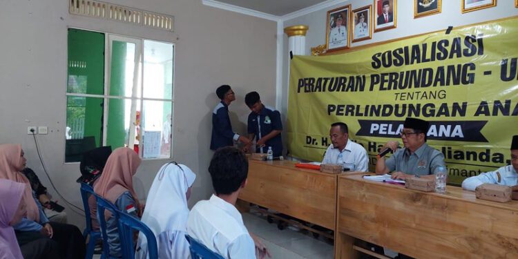 SOSIALISASI - Anggota DPRD Kalsel, Dr H Karlie Hanafi Kalianda, SH,MH saat menyampaikan materi sosialisasi tentang Pemberdayaan Perempuan dan Perlindungan Anak di Desa Semangat Dalam, Kecamatan Alalak, Kabupaten Barito Kuala.