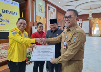 Asisten Bidang Pemerintahan dan Kesra Setdaprov Kalsel, H Nurul Fajar Desira mewakili Gubernur Kalsel didampingi Ketua DPRD Provinsi Kalsel, H Supian HK saat menyerahkan bantuan keuangan partai politik di Banjarmasin,
