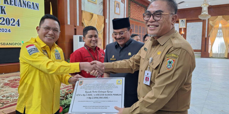 Asisten Bidang Pemerintahan dan Kesra Setdaprov Kalsel, H Nurul Fajar Desira mewakili Gubernur Kalsel didampingi Ketua DPRD Provinsi Kalsel, H Supian HK saat menyerahkan bantuan keuangan partai politik di Banjarmasin,