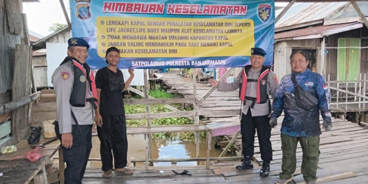 Calon penumpang kapal roro di terminal penumpang di Pelindo Regional 3 Kalimantan.