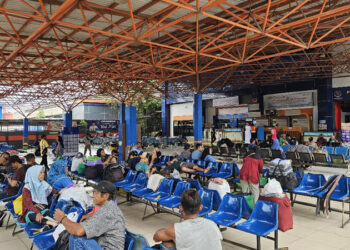 Calon penumpang kapal roro di terminal penumpang di Pelindo Regional 3 Kalimantan.