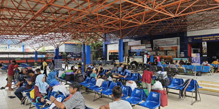 Calon penumpang kapal roro di terminal penumpang di Pelindo Regional 3 Kalimantan.