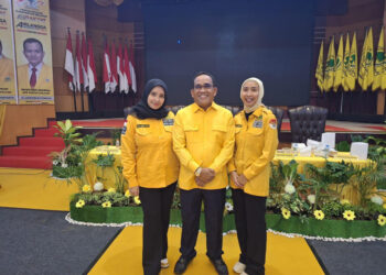 ANGGOTA DPRD Provinsi Kalsel H Sahrujani berfoto bersama anaknya Dewi Rasiha Aprillia yang terpilih sebagai anggota DPRD Kalsel masa bakti 2024-2029.