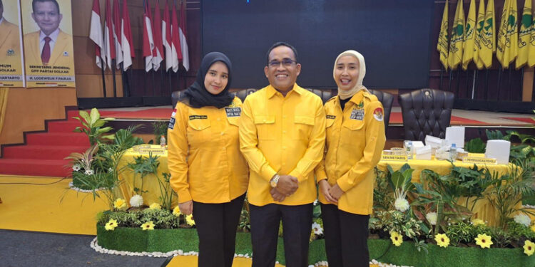 ANGGOTA DPRD Provinsi Kalsel H Sahrujani berfoto bersama anaknya Dewi Rasiha Aprillia yang terpilih sebagai anggota DPRD Kalsel masa bakti 2024-2029.