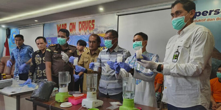 Kepala BNNP Kalsel, Brigjen Pol Wisnu Andayana saat memimpin pemusnahan barang bukti narkotika jenis shabu 428,2 gram, ganja 7956,4 gram dan ekstasi 18 butir